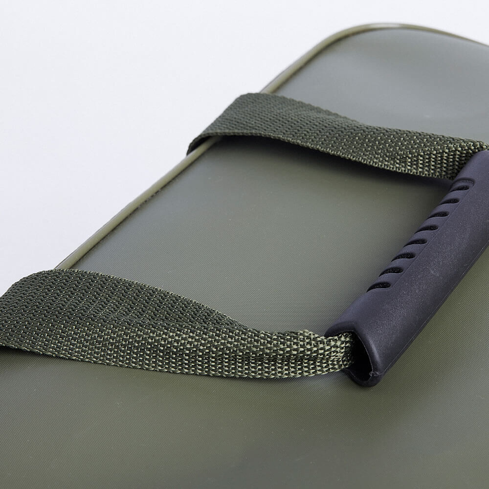 prologic-bag-72706-4 Das Prologic Barrow Bag besitzt rutschfeste Tragegriffe.