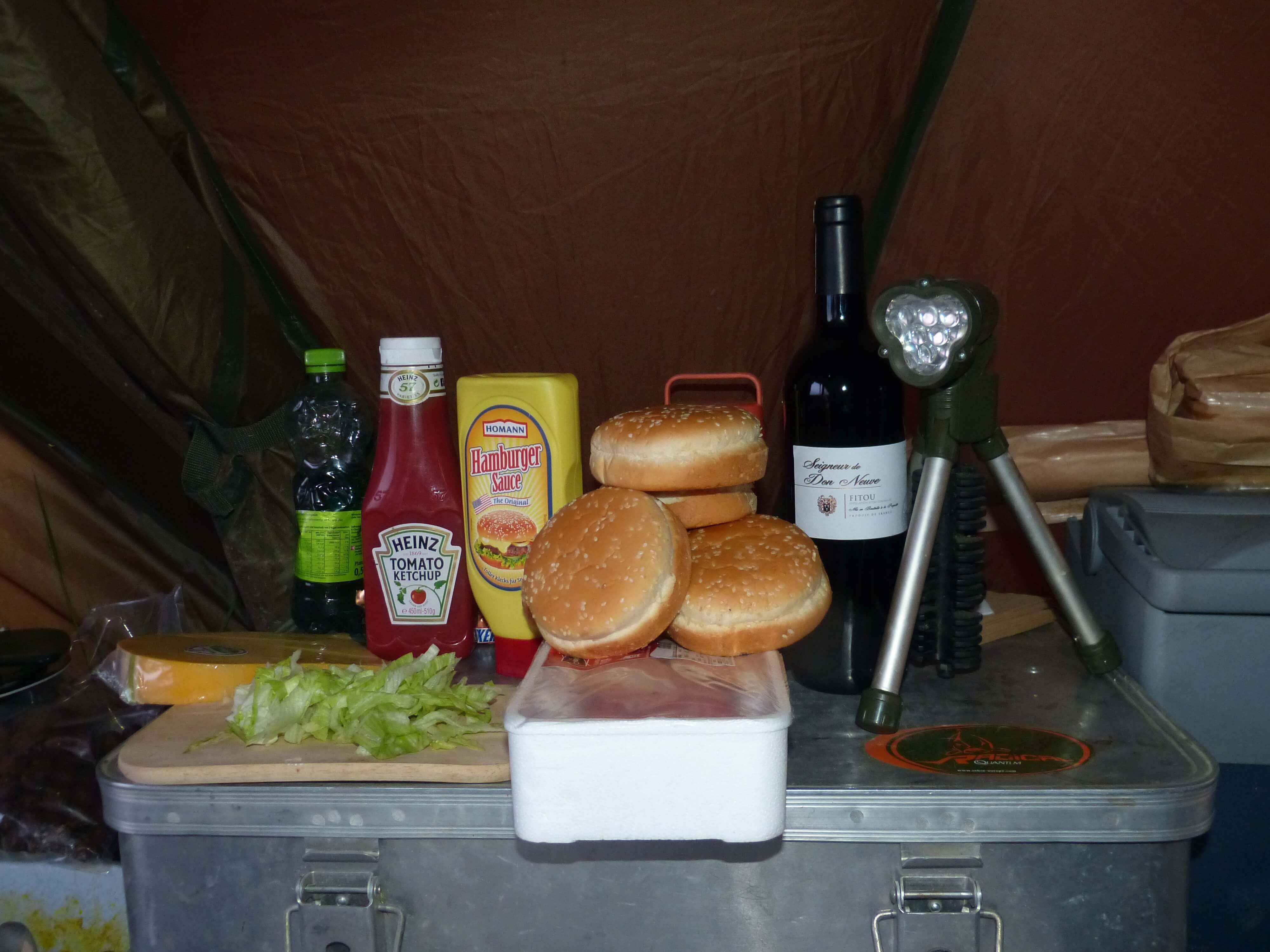 Frankreichtour-mit-Jan-198 Ein gemütliches Angelzelt mit Snacks, Saucen und Getränken für einen perfekten Angelausflug.