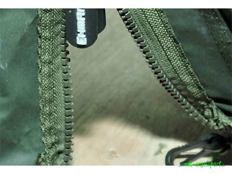 PRO-ZONE-SX-2-Man-XLarge-Bivvy_b12-png Primo piano di una cerniera resistente su una borsa per attrezzatura da pesca, perfetta per gli attrezzi da pesca alla carpa.