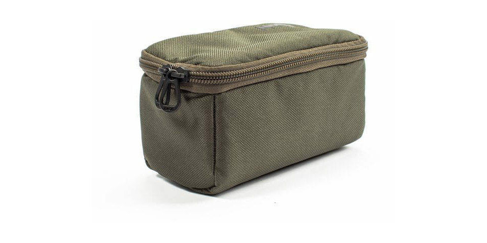 T3571-nash-1 Caja de aparejos duradera para la pesca de carpas, ideal para organizar cebos y accesorios.