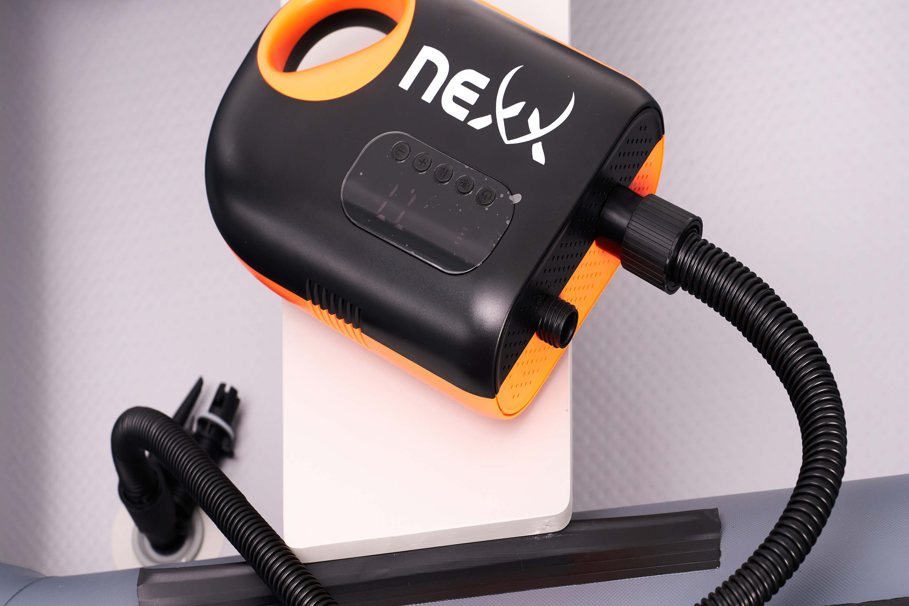 Elektrische Pumpe zum schnellen und effizienten Aufpumpen von Fischerbooten für Angler.