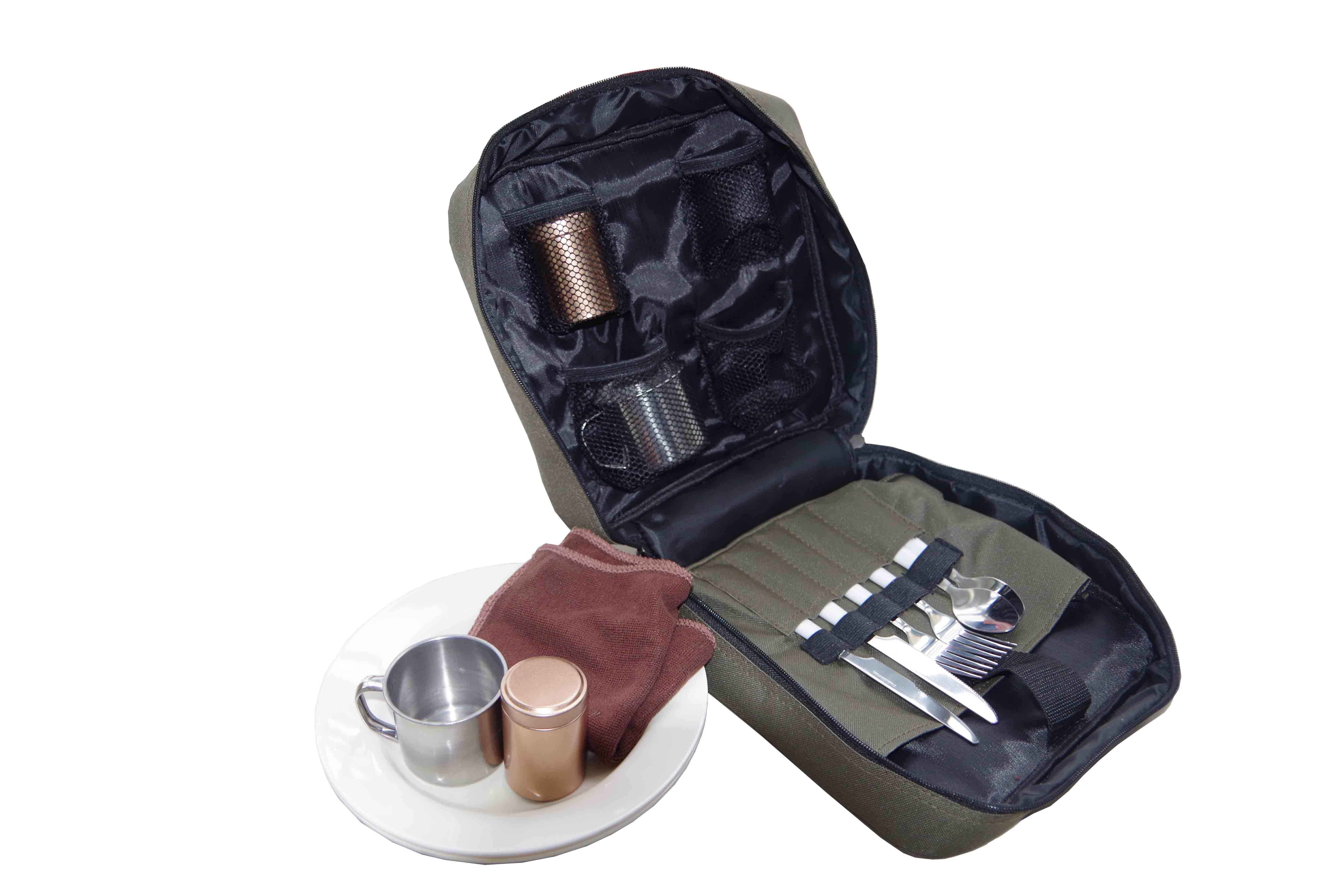 mk_foodbag4 Kompaktes Angelbesteckset mit Utensilien und Bechern für Angler auf Outdoor-Ausflügen.