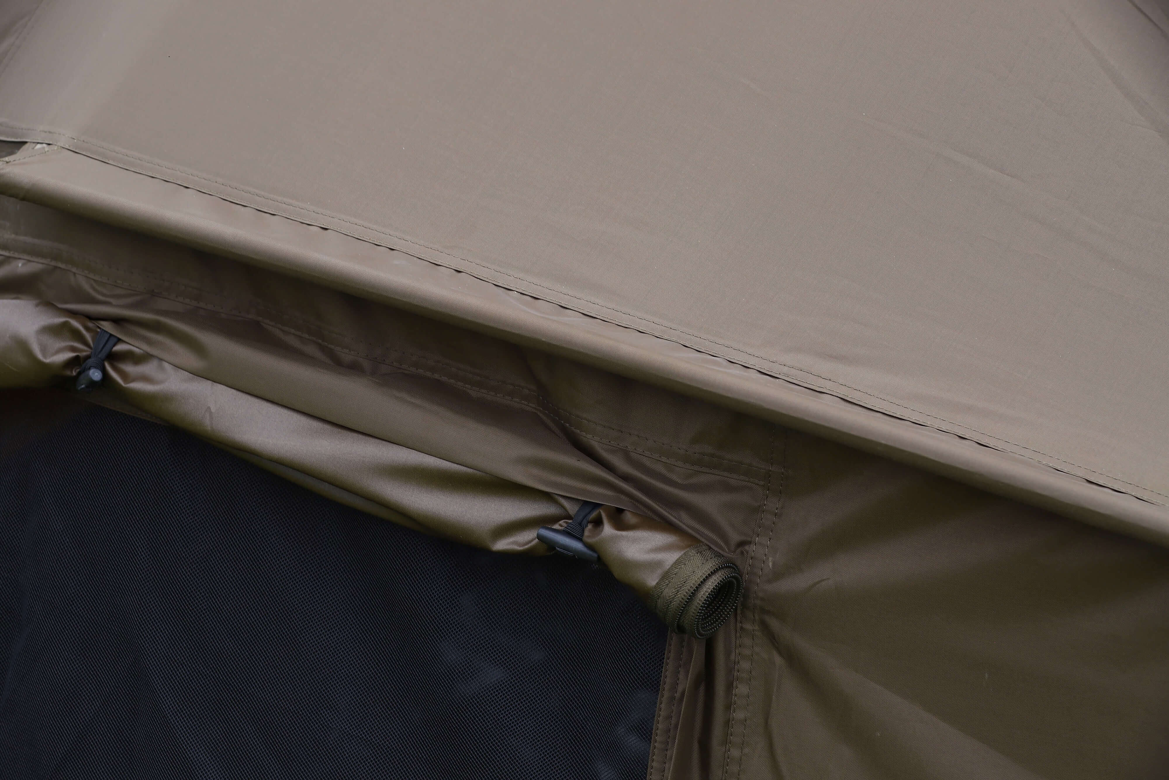 Tenda da pesca resistente progettata per i carpisti, che offre riparo e comfort durante le sessioni.