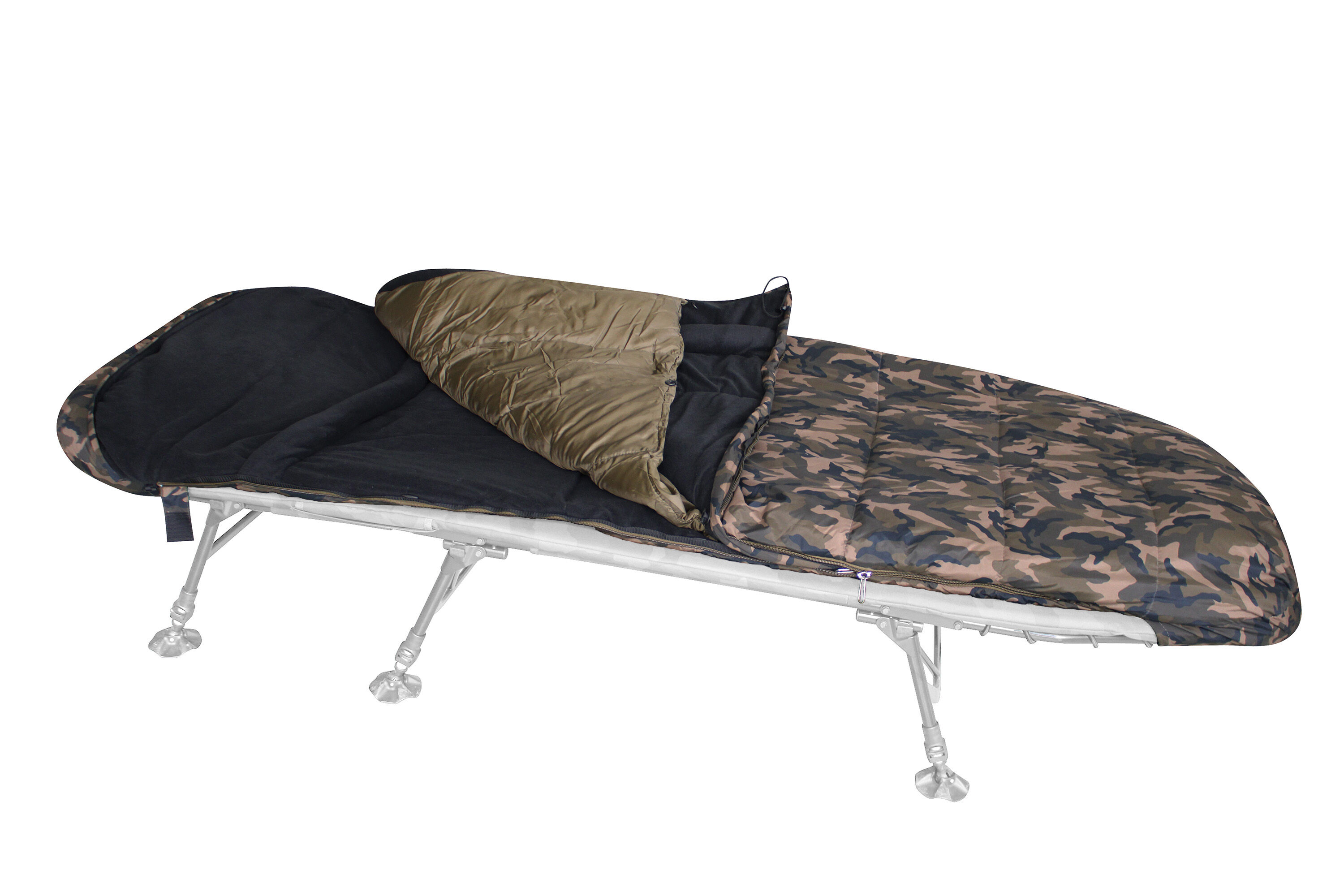 Bequemer Angelbettstuhl im Tarnmuster mit gemütlichem Schlafsack für Karpfenangelausflüge über Nacht.