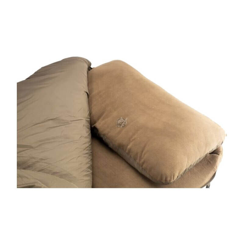 nash-indulgence-standard-pillow-T9456 Cómoda cama de pesca con suave almohada, perfecta para largas sesiones de pesca de carpas.