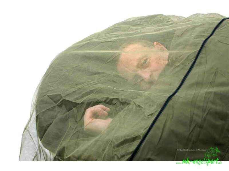PRO-ZONE-DLX-5-Seasons-XL-Schlafsack-_b10-png549c175628574 Een ontspannen visser in een vissersschuilplaats, klaar voor een karpervissessie.