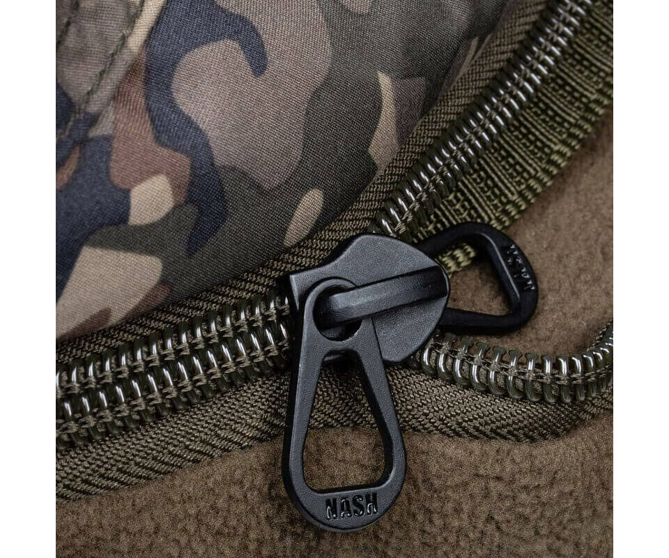 Nash-T9505-7 Close-up van een duurzame ritssluiting op vistuig, perfect voor accessoires voor karpervissers.