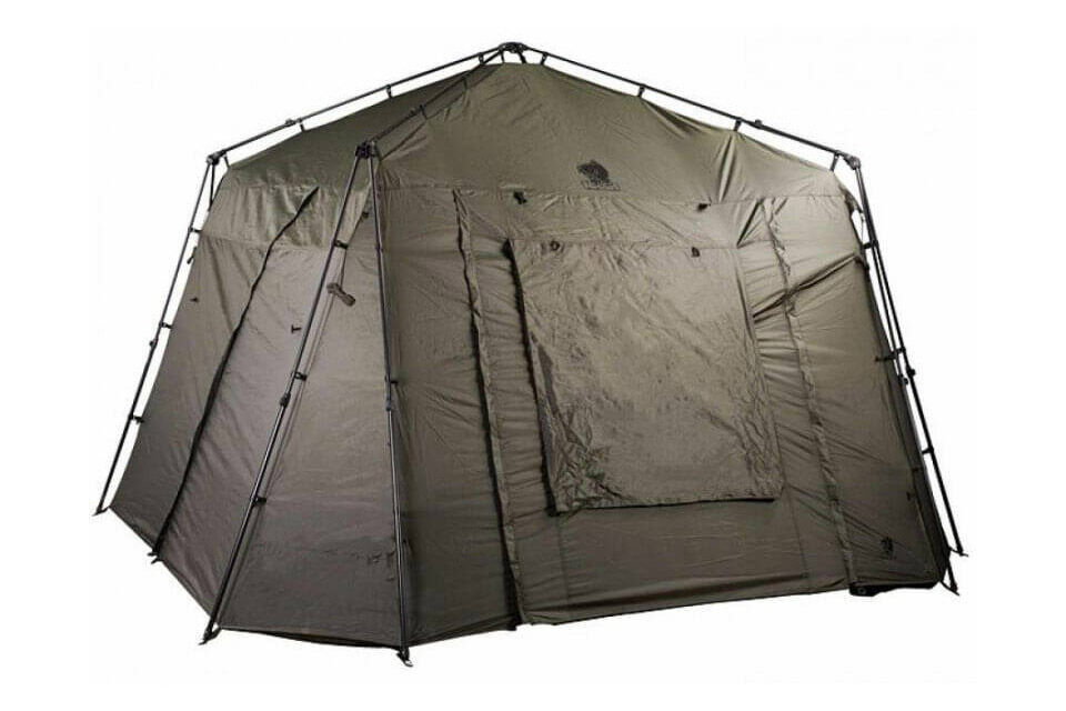 nash-t1200-lifebank-bivvy-1 Das Nash Gazebo Lifetime Angelzelt bietet eine Fensterfront, welche schnell verdunkelt bzw. wasserdicht verschlossen werden.