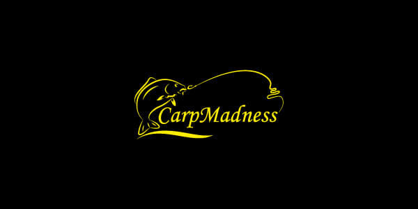Carp Madness-Logo mit einem Fisch und einer Angelschnur, perfekt für Karpfenangelbegeisterte.