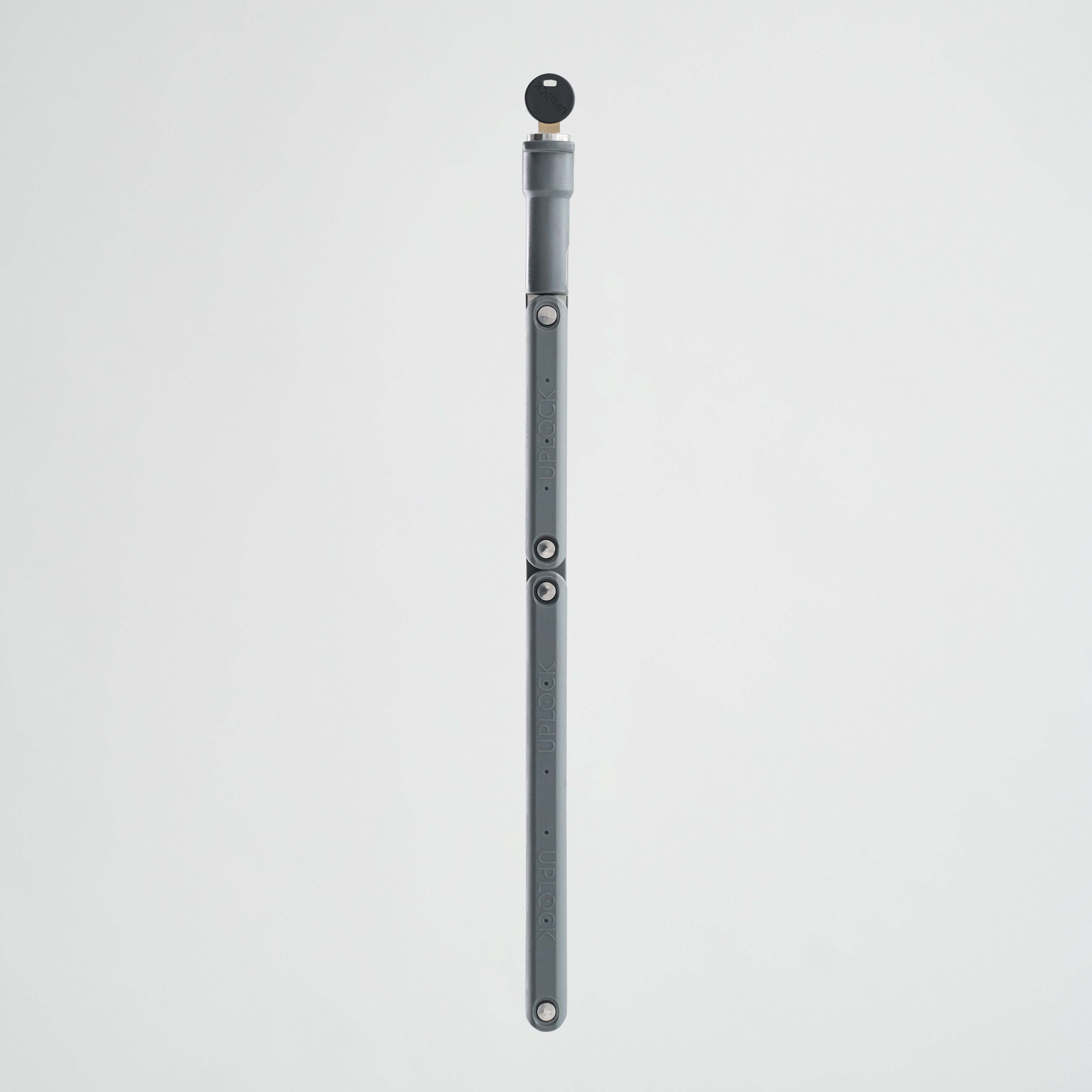 Ein grauer UPLOCK-Bankstick zum Karpfenangeln, vertikal vor einem weißen Hintergrund dargestellt.