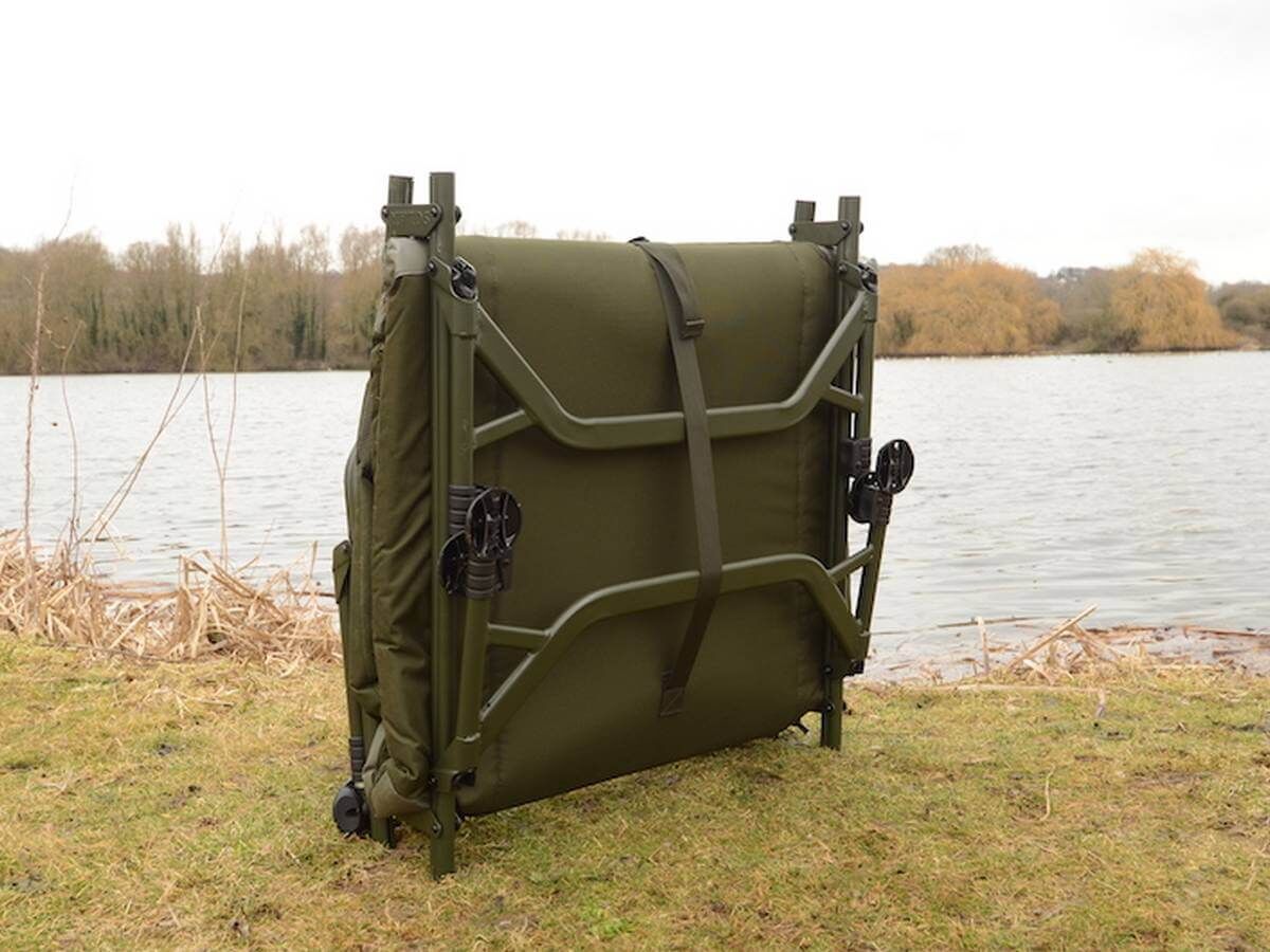solar-bedchair_5 Silla plegable para pesca, perfecta para pescadores de carpas, que ofrece comodidad junto al agua.