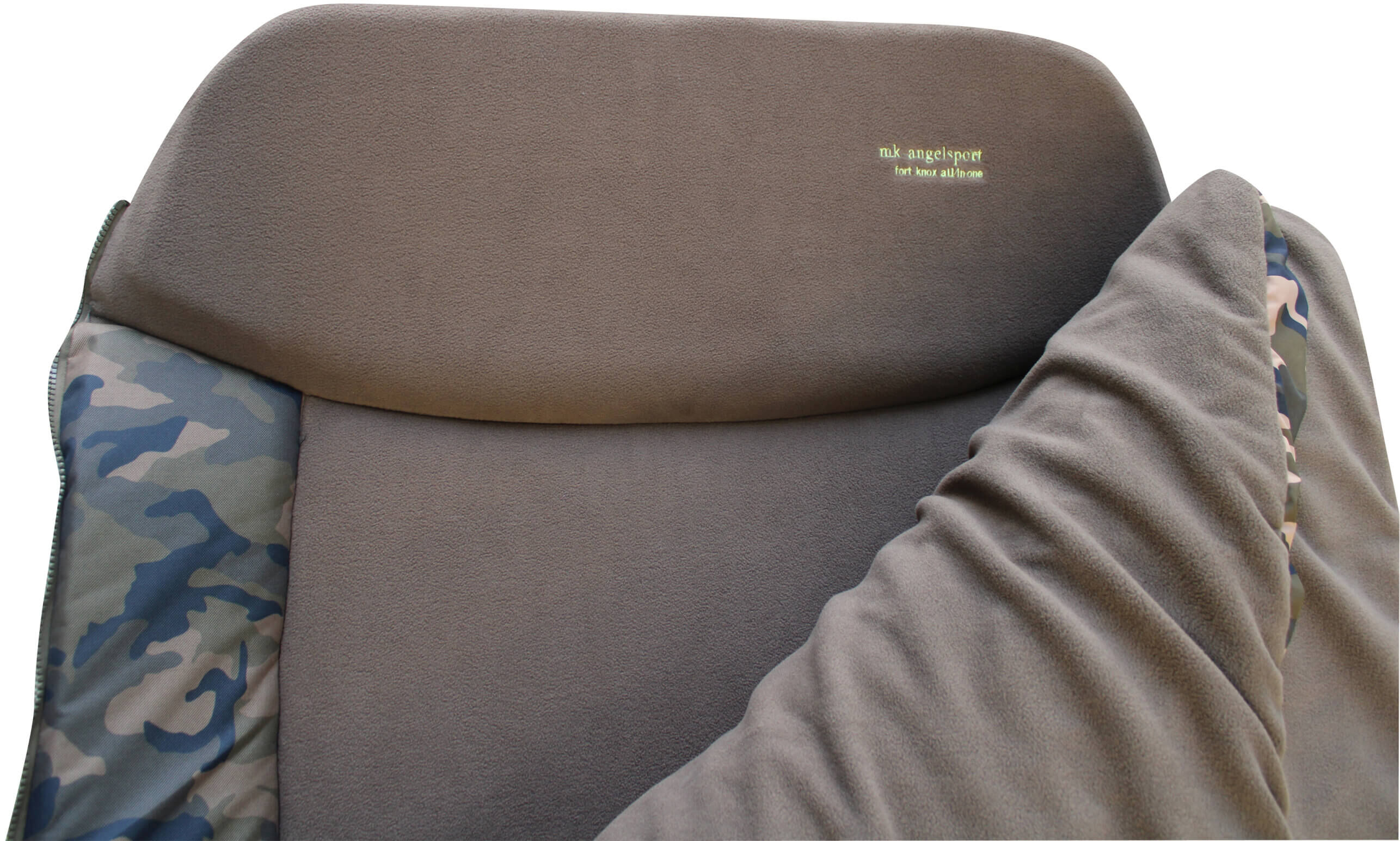 Cómoda silla de pesca con suave acolchado, ideal para largas sesiones de pesca de carpas.