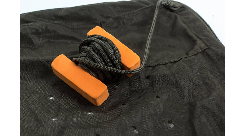 nash-tackle-t170 Attrezzatura da pesca con clip arancioni e corda, essenziale per l'allestimento della pesca alla carpa.