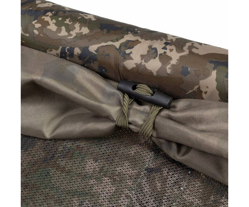 T0106-nash3 Die Nash Carp Cradle kann komplett aufgerollt werden, so das beim fotografieren der Karpfen immer sicher in der Hand liegt.