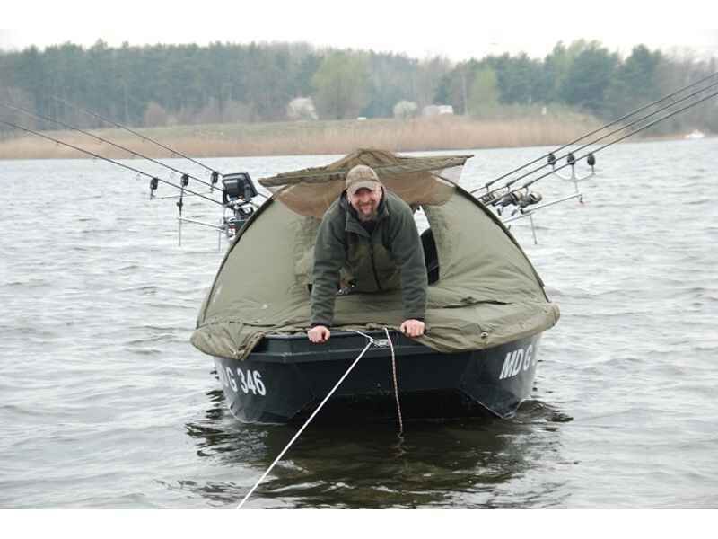 HOT-SPOT-Mariner-Boat-Bivvy-_b7-png Pescador en un barco con cañas de pescar, listo para un día de pesca de carpas en la naturaleza.