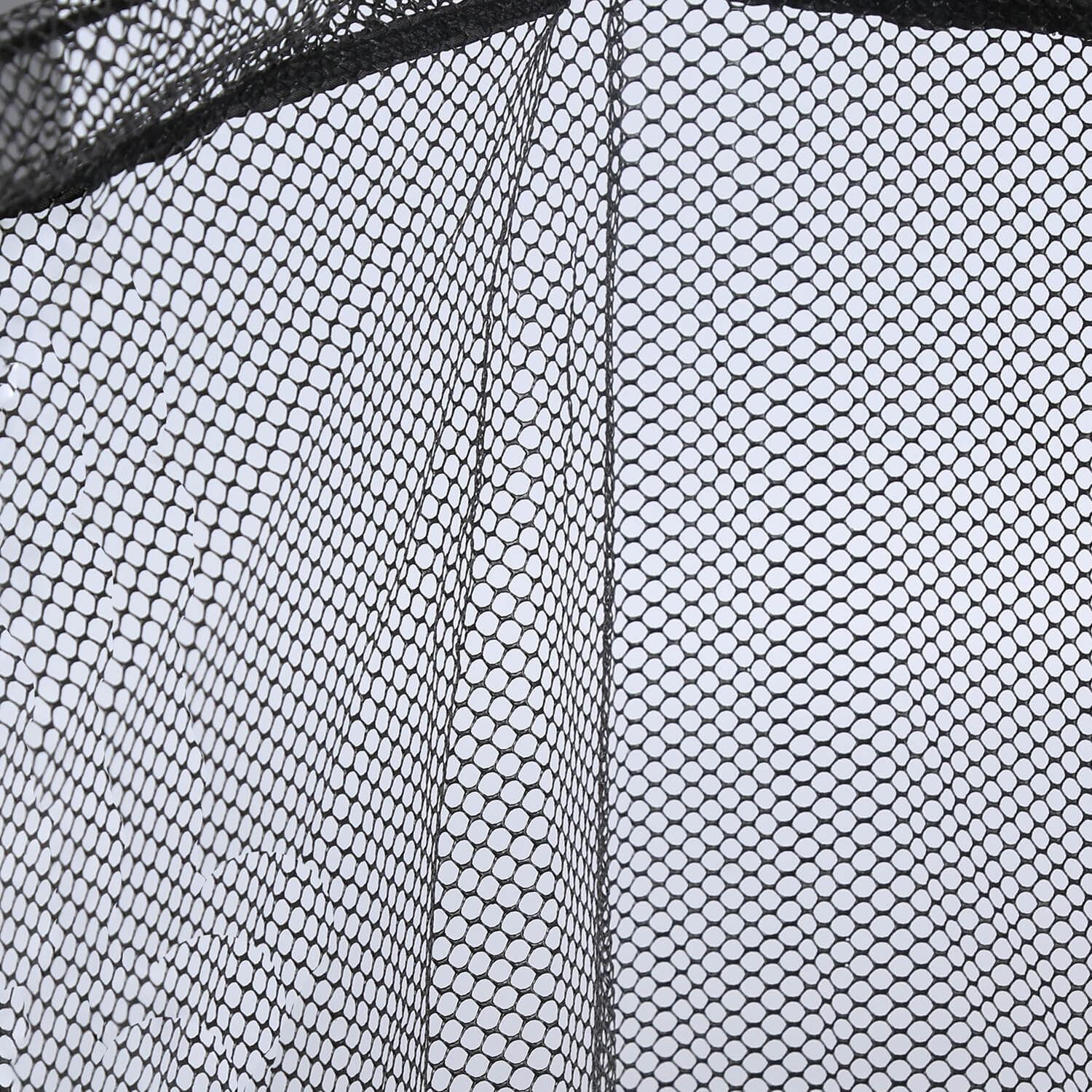 fox-eos-landing-net-5056212107346 Primer plano de una red de pesca duradera, esencial para pescar carpas de forma eficaz.