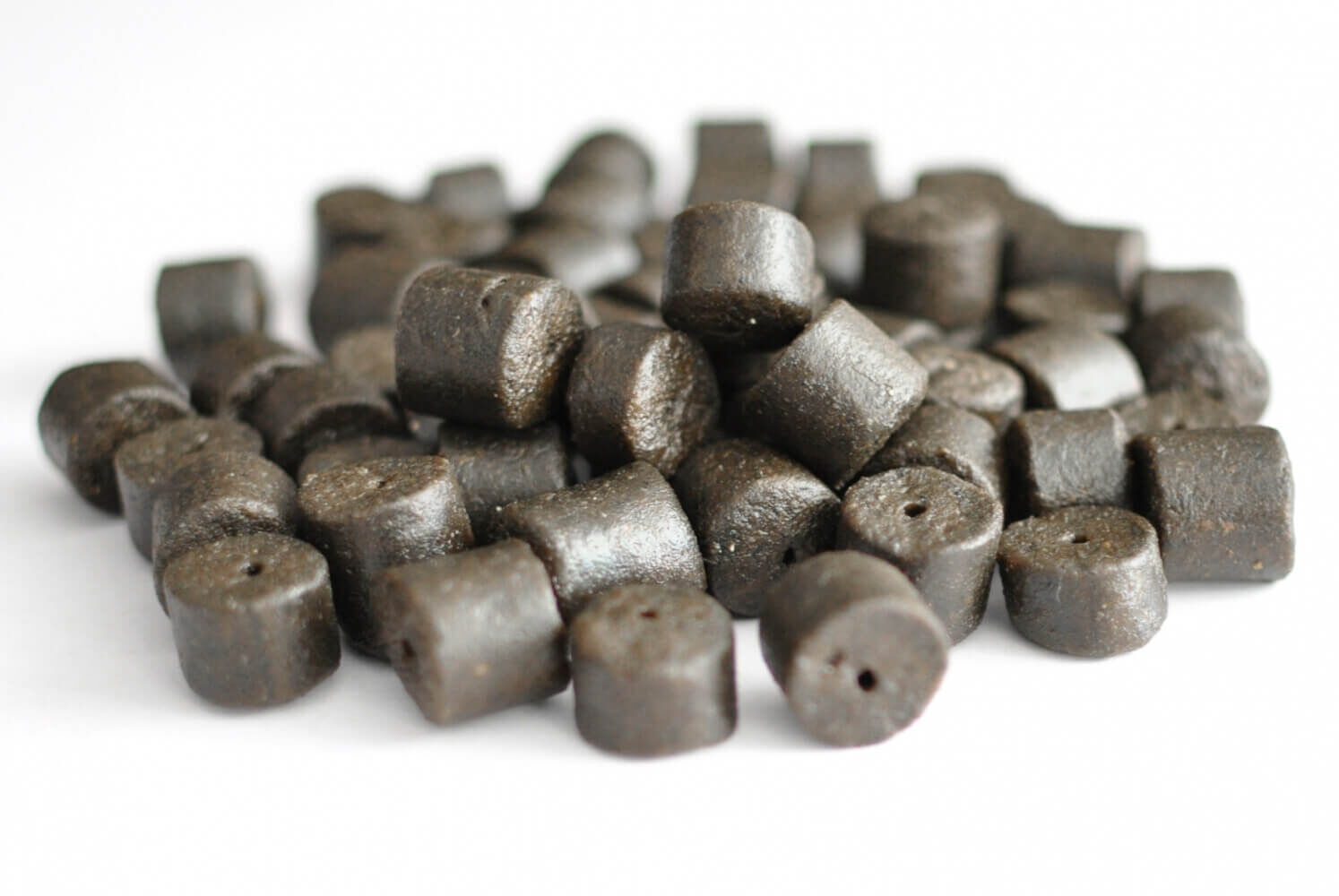 MK Joker Pellets Black Halibut 20mm avec trou Granulés d'appât pour la pêche à la carpe de haute qualité, parfaits pour attirer les carpes sur votre lieu de pêche.