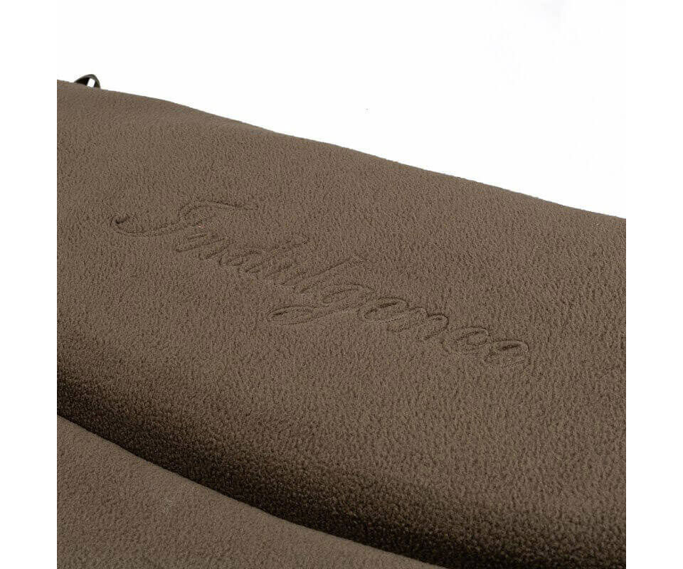 Nash-T9505-6 Der Kopfkissenbezug ist mit einem Nash Indulgence Logo versehen.