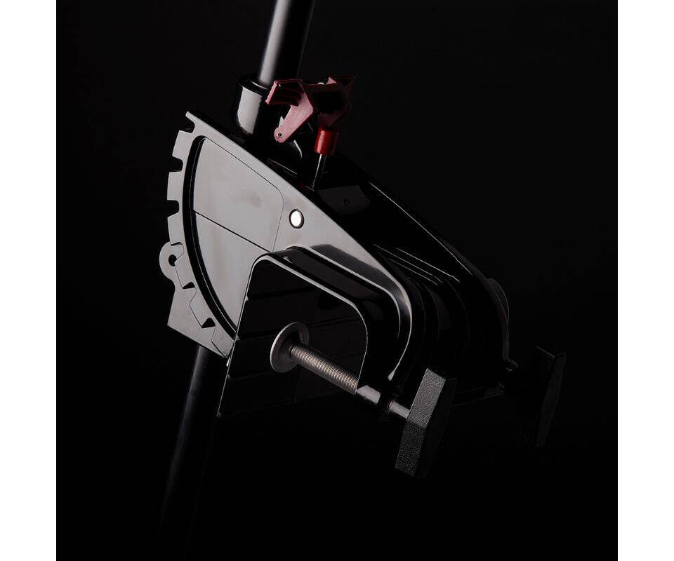 71017-thruster-3 Der Elektromotor ist teleskopierbar und kann varaibel an jedem Heckspiegel angebracht werden.