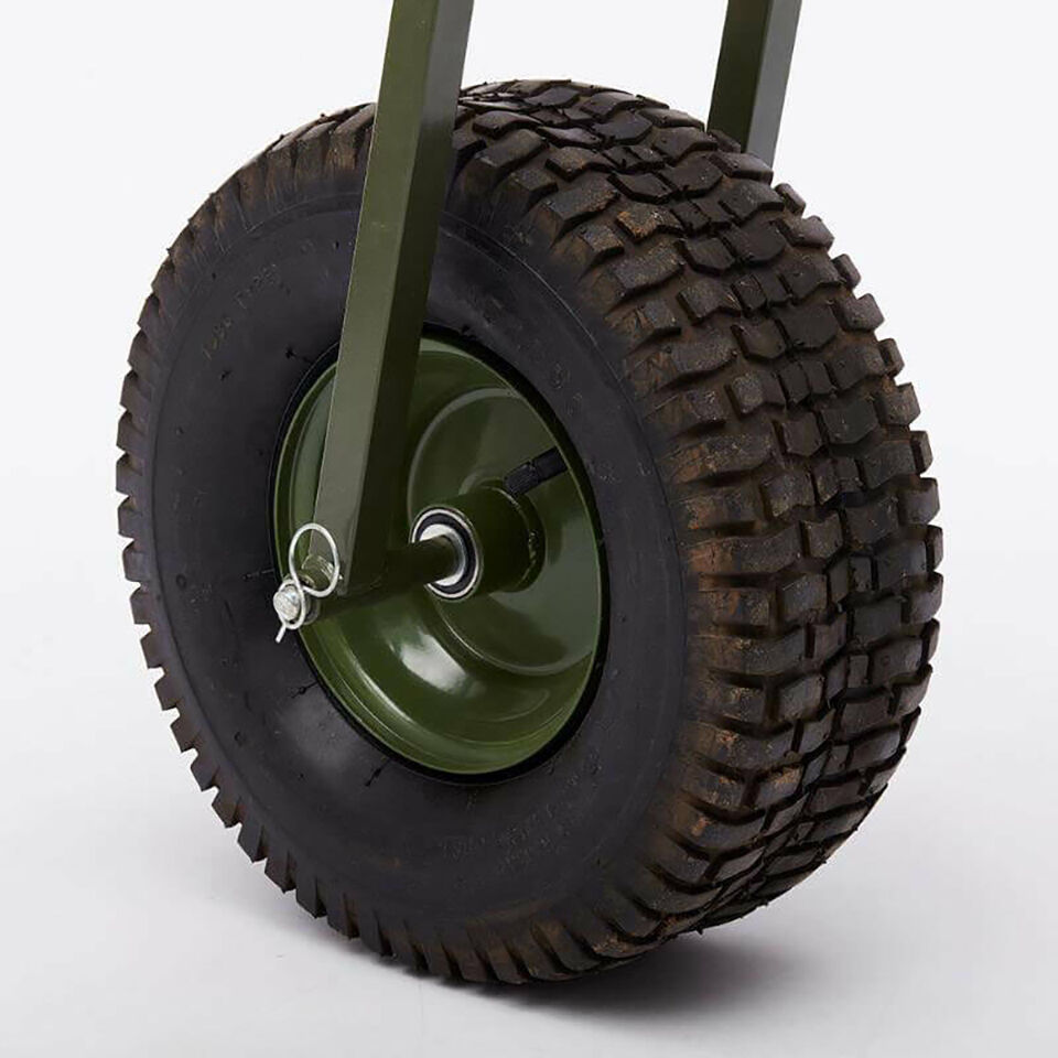 prologic-thruster-72705-2 Breite Reifen mit tiefen Profil geben der Prologic Barrow einen sicheren Halt beim schieben.