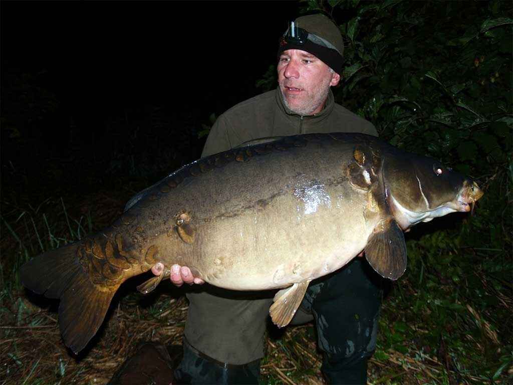 Andreas Kalcyk neu bei MK-Angelsport Ein stolzer Angler hält einen großen, nachts gefangenen Karpfen in der Hand und stellt seine Angelkünste unter Beweis.