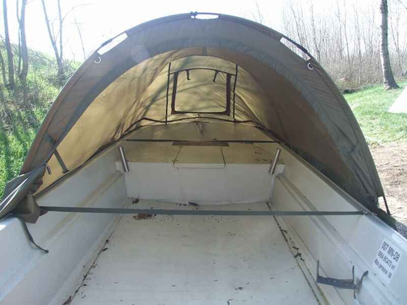 HOT-SPOT-Mariner-Boat-Bivvy-_b6-png Vista interior de un barco pesquero con tienda de campaña, perfecto para salidas de pesca de carpas.