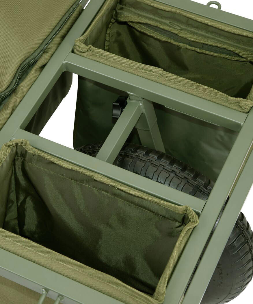 trakker-barrow-215306-1 Die Trakker Barrow Rundumschutz sorgt dafür, dass keinerlei Tackle bei der Fahrt vom Trolley rutscht.