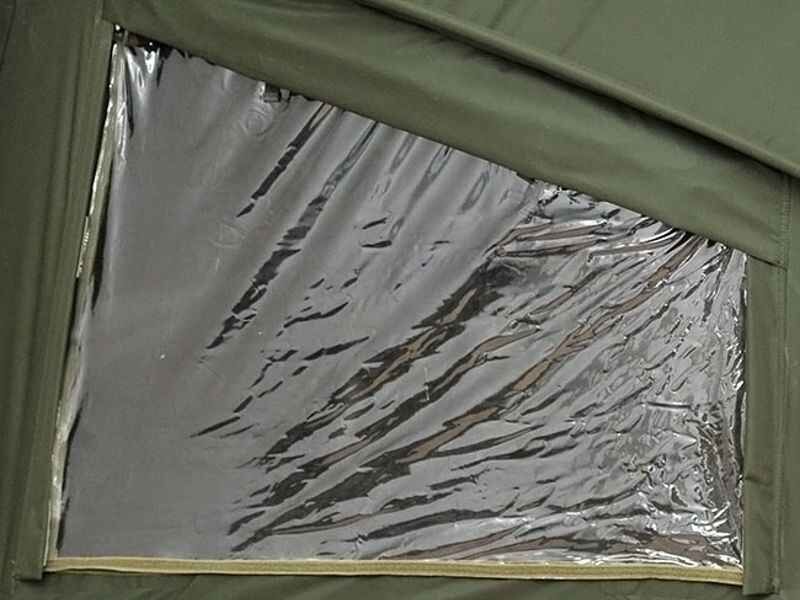 HOT-SPOT-SI-2-Man-Overwrap-2012_b5 Primo piano della finestra di una tenda da pesca, che mostra materiale resistente per il comfort dei pescatori.
