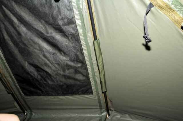 484_9 Binnenaanzicht van een visserstent, perfect voor karpervissers die op zoek zijn naar comfort en beschutting.