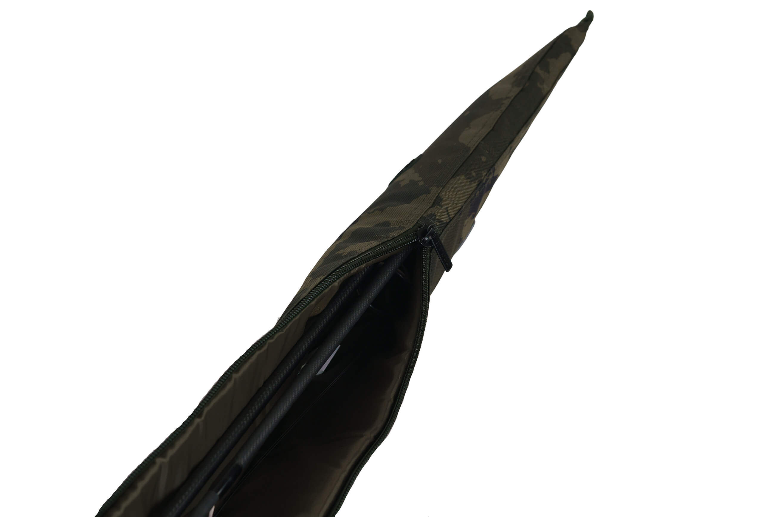 Částečně otevřený camo rukáv rybářského prutu zobrazující karbonový kaprový prut uložený bezpečně uvnitř.