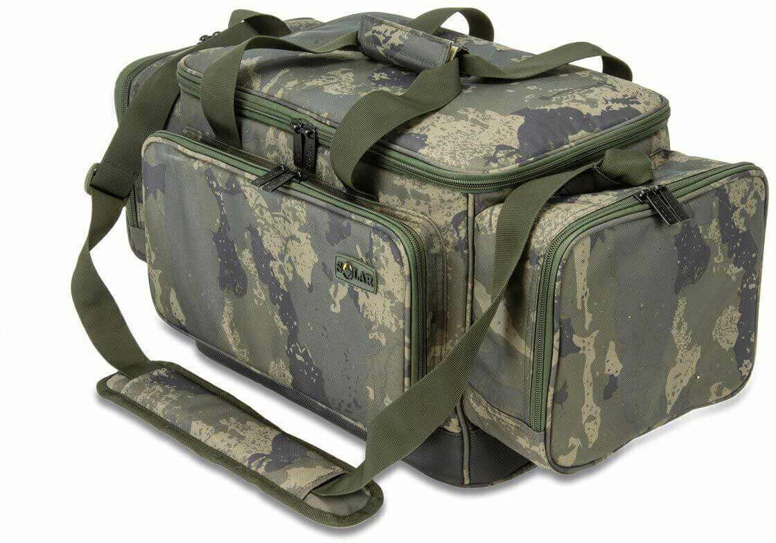 solar-ca08-carryall-medium Odolná camo taška na rybářské potřeby pro kapraře, ideální pro organizaci vybavení.