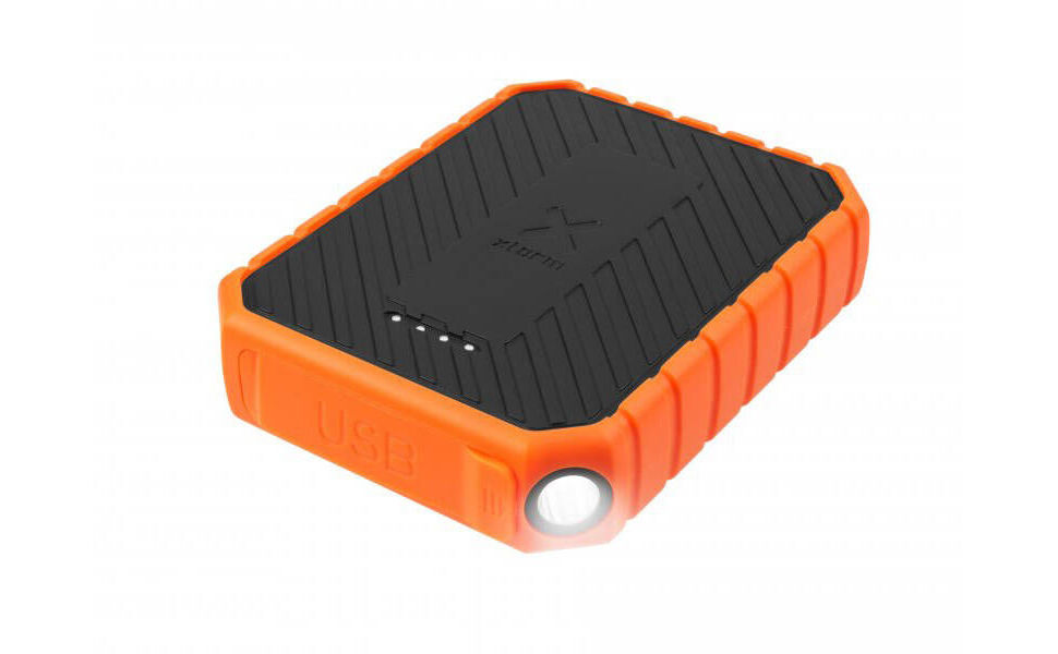 Duurzame USB-powerbank met zaklamp, essentieel voor karpervisreizen.
