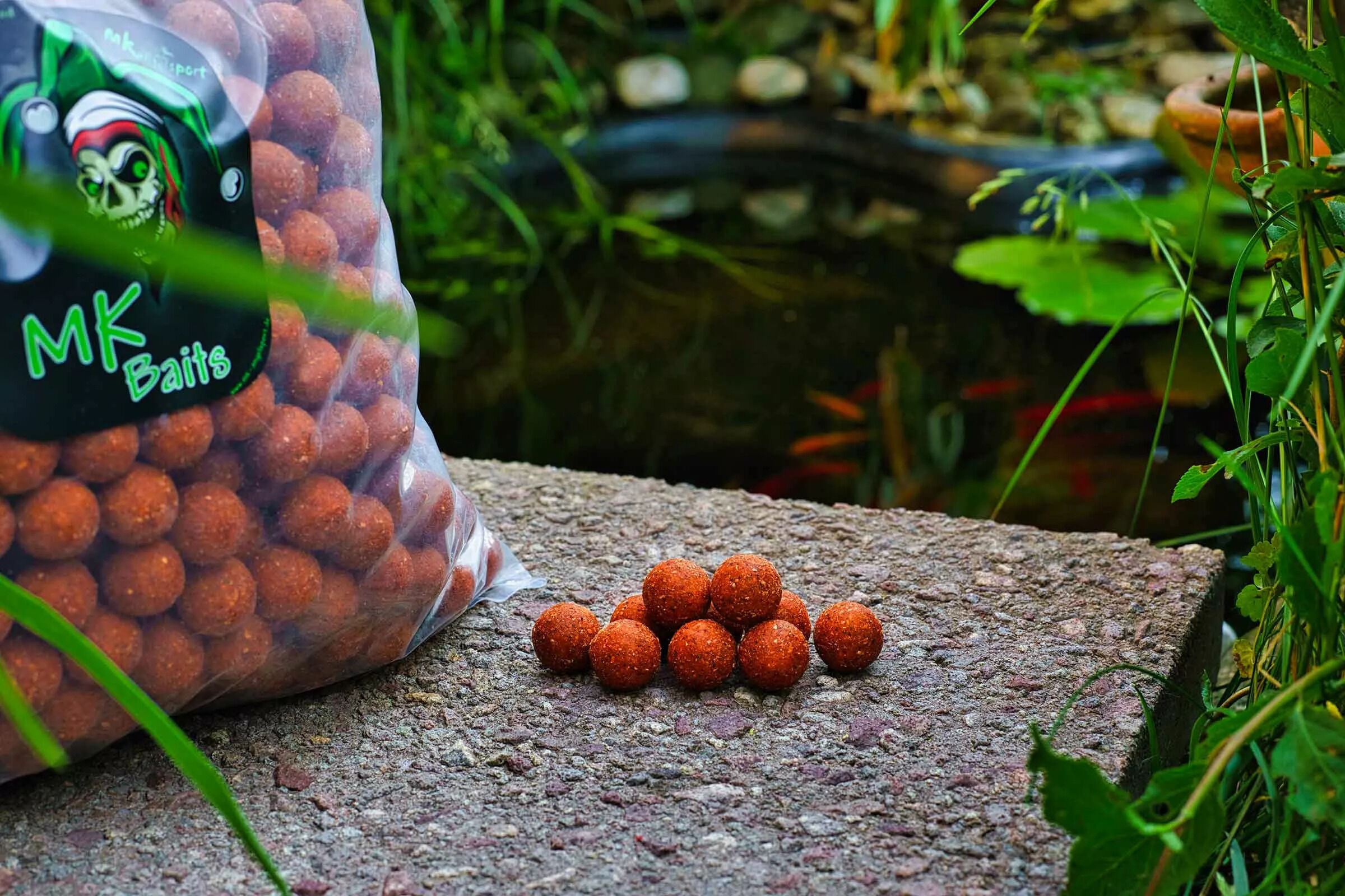 roter-erdbeer-boilie-2 Die grobe Struktur des 20mm großen Erdbeerboilies ist sehr Grob, so dass die Aromen und Flavours optimal ausgewaschen werden.