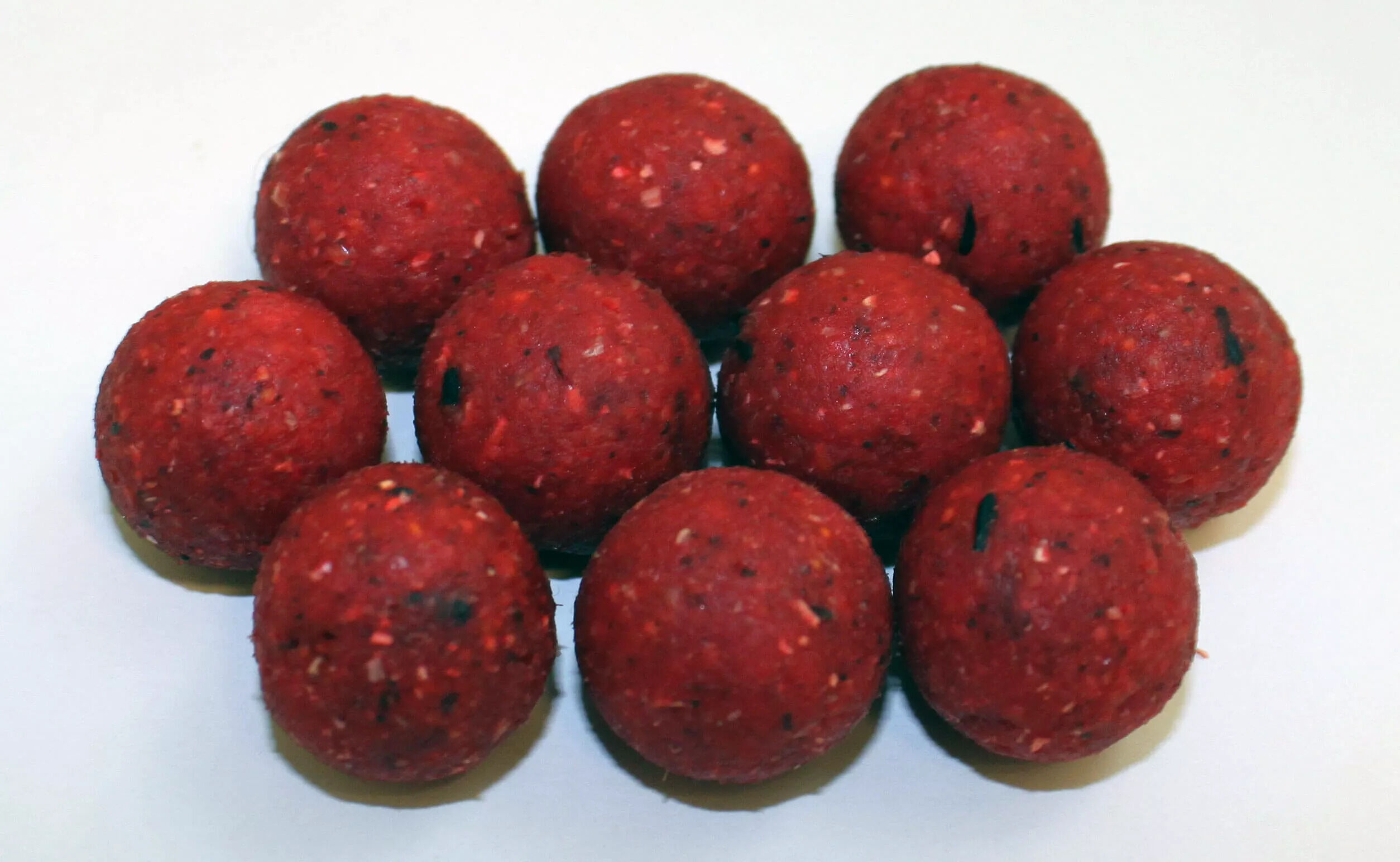 strawberry-boilies Vysoce kvalitní červené boilies ideální pro přilákání kaprů při rybářských výpravách.