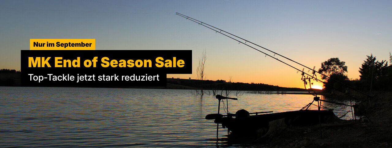 Karpfen-Angelruten auf einem Rutenhalter bei Sonnenuntergang am See, Werbung für einen Tackle-Ausverkauf zum Saisonende.