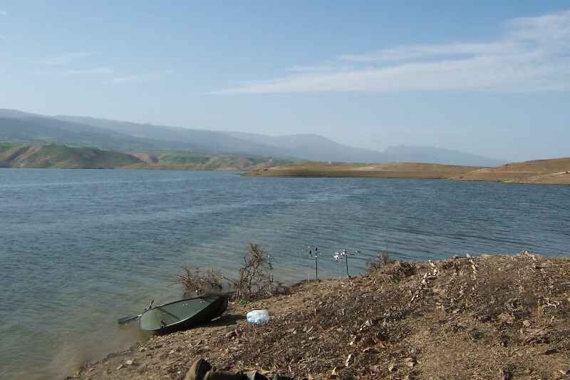 Zweiter-Angelplatz-SurTschad Ein ruhiger Blick auf den See, ideal zum Karpfenangeln, mit Boot und Angelausrüstung.