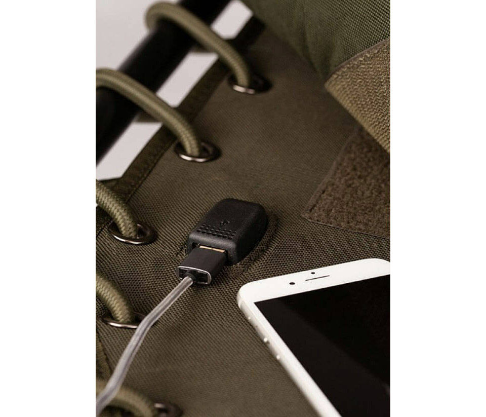 Ein in die Nash Liege integrierte USB Plug verbindet die Powerbank mit dem Handy.
