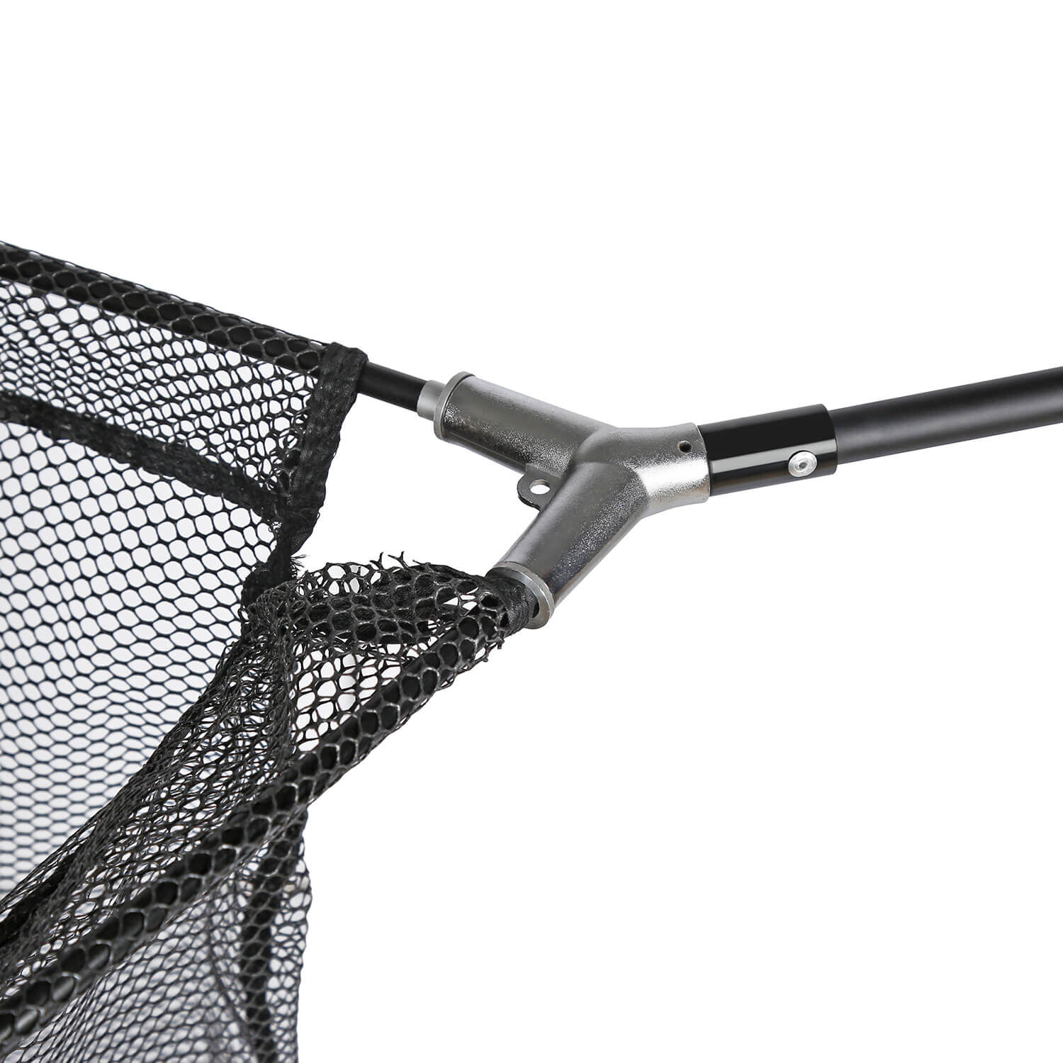 nash-scope-landing-net-5055108919254 Primer plano del mango de una red de pesca, imprescindible para desembarcar carpas durante las salidas de pesca.