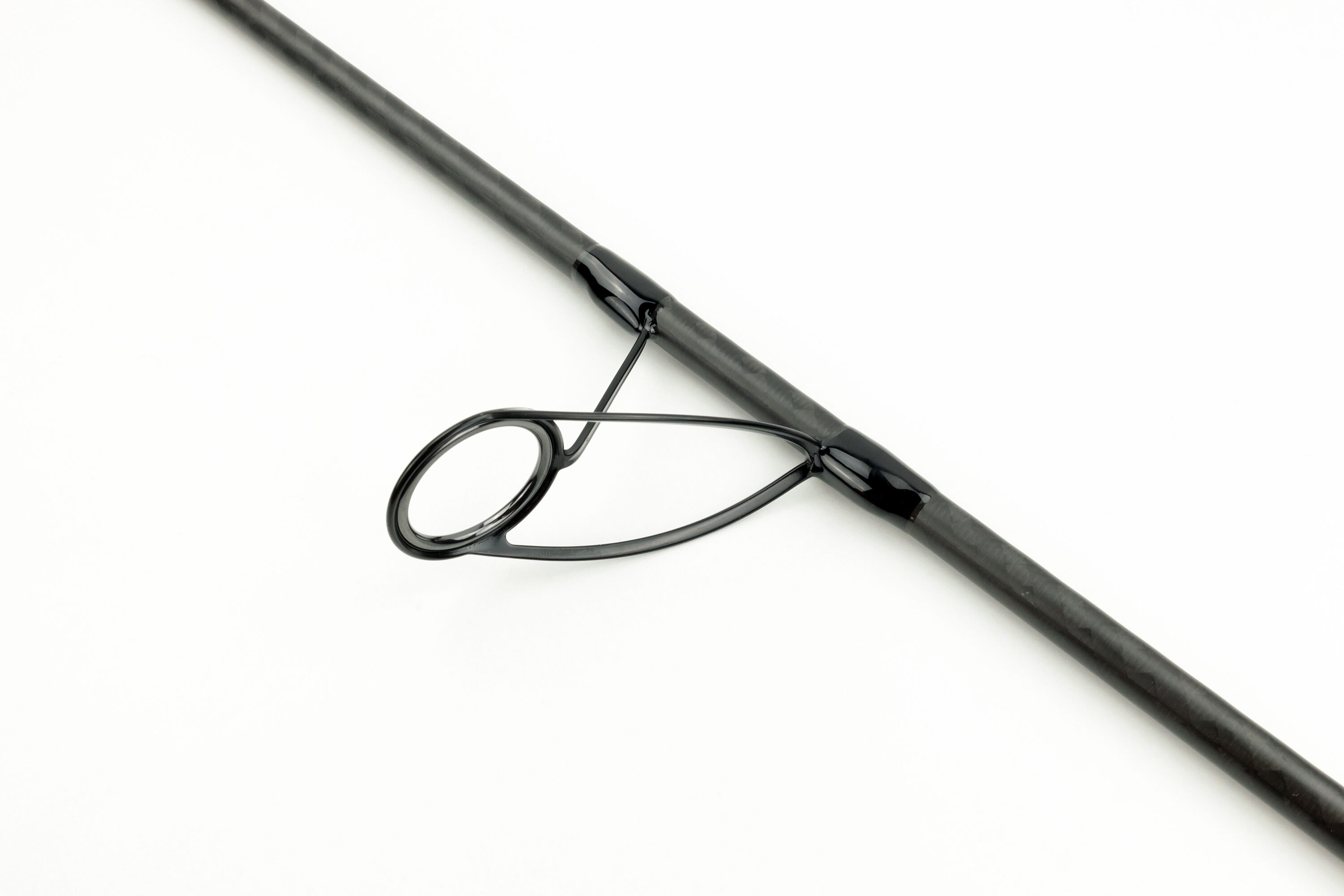 Primo piano di una guida per canna da pesca, essenziale per l'impostazione dell'attrezzatura per la pesca alla carpa.