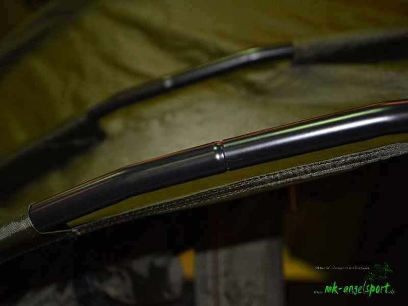 PRO-ZONE-SX-1-Man-Bivvy-_b9-png Nahaufnahme eines stabilen Angelzeltrahmens, perfekt für Karpfenangler, die Komfort suchen.