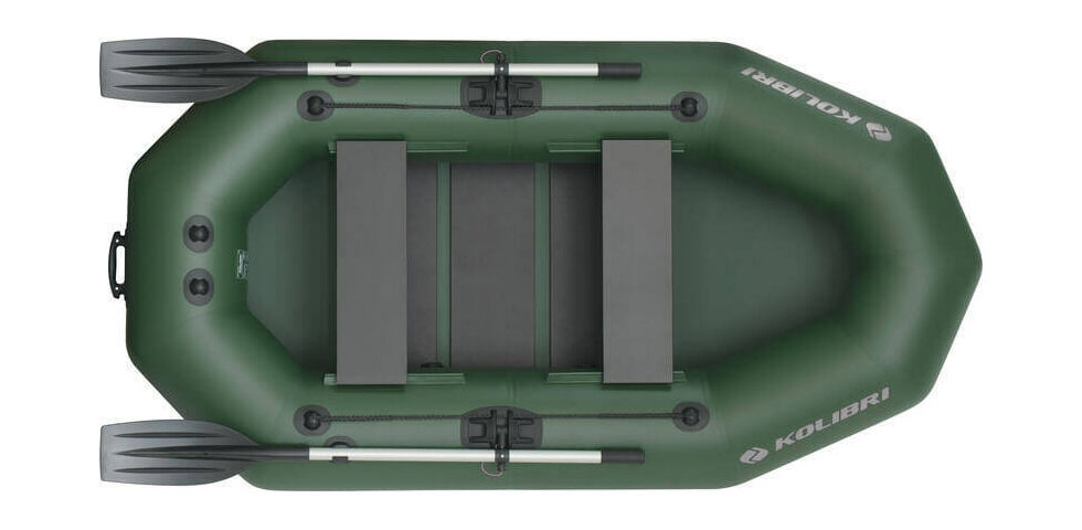 Kolibri_K-250T_green_slan-kovrik_top Compacte opblaasbare vissersboot, ideaal voor karpervissers, met stevige stoelen en roeispanen.