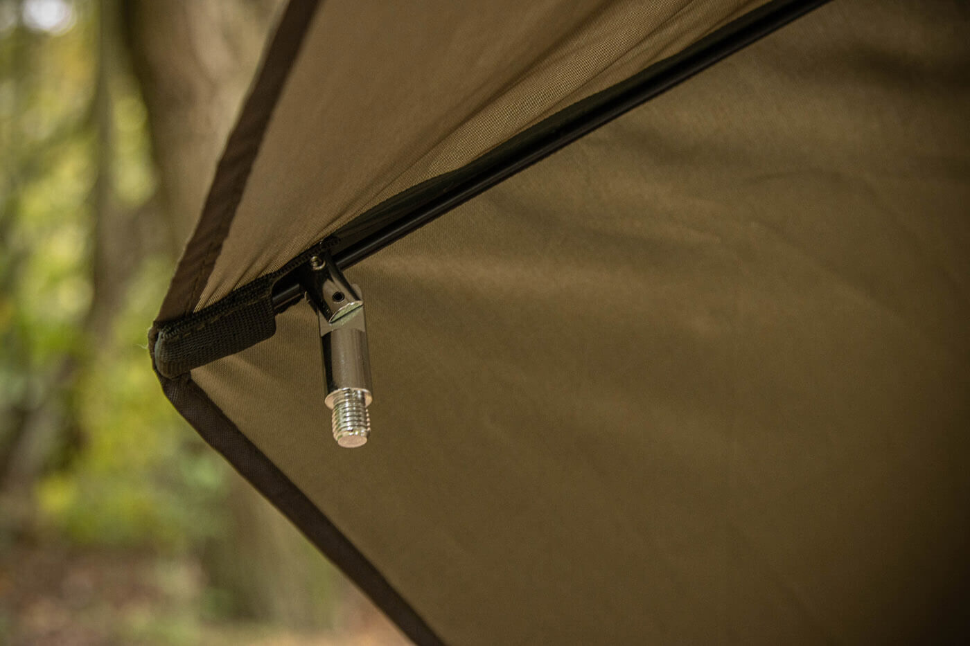 solar-brolly-UG21-1 Detailní záběr na zip rybářského stanu, nezbytný pro kapraře hledající pohodlí.