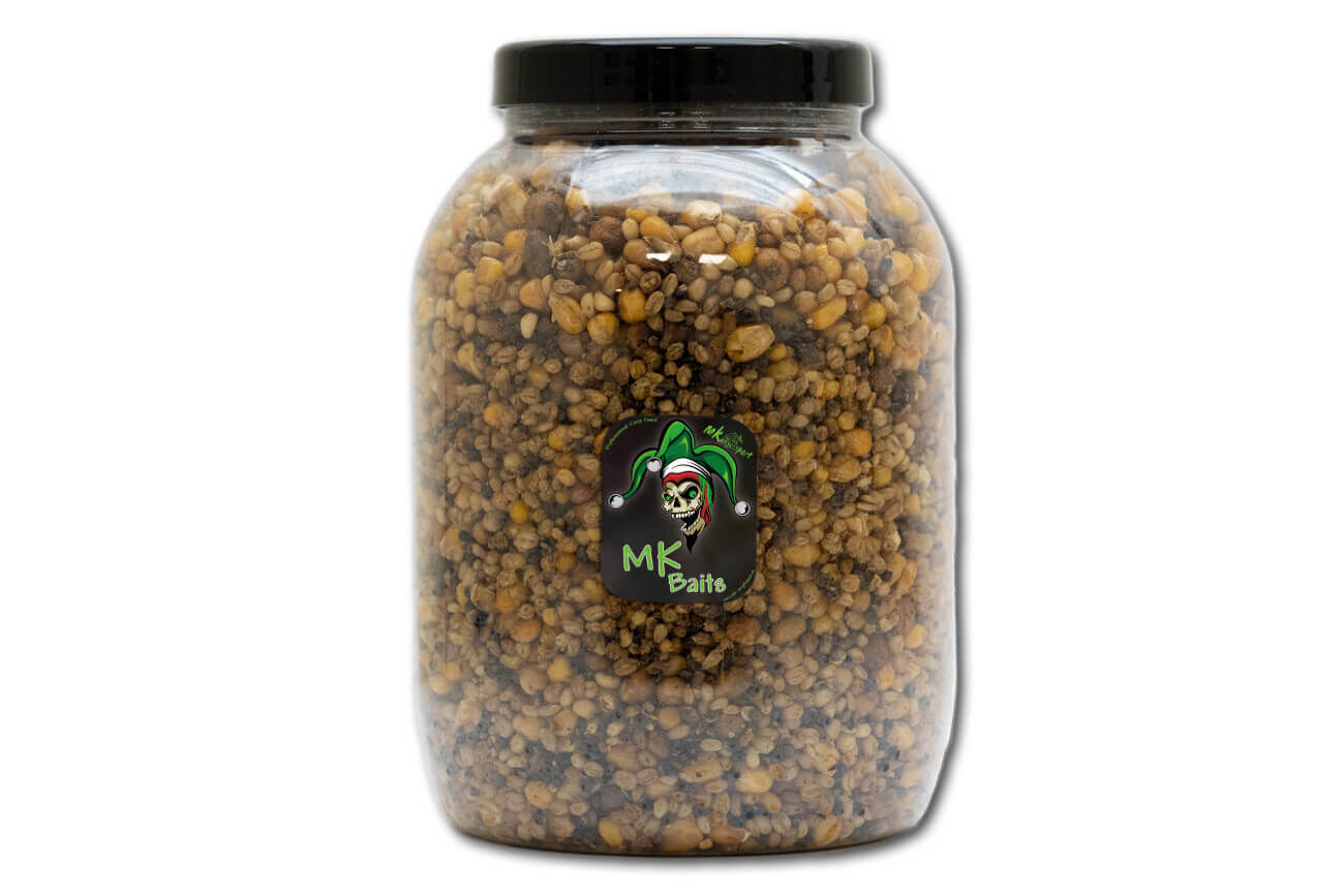 Partikel-Mix - vorbereitetet - 5 Kg Sessionpack Ein großes, durchsichtiges Plastikgefäß, gefüllt mit MK Baits-Mischpartikeln für Karpfenangelköder.