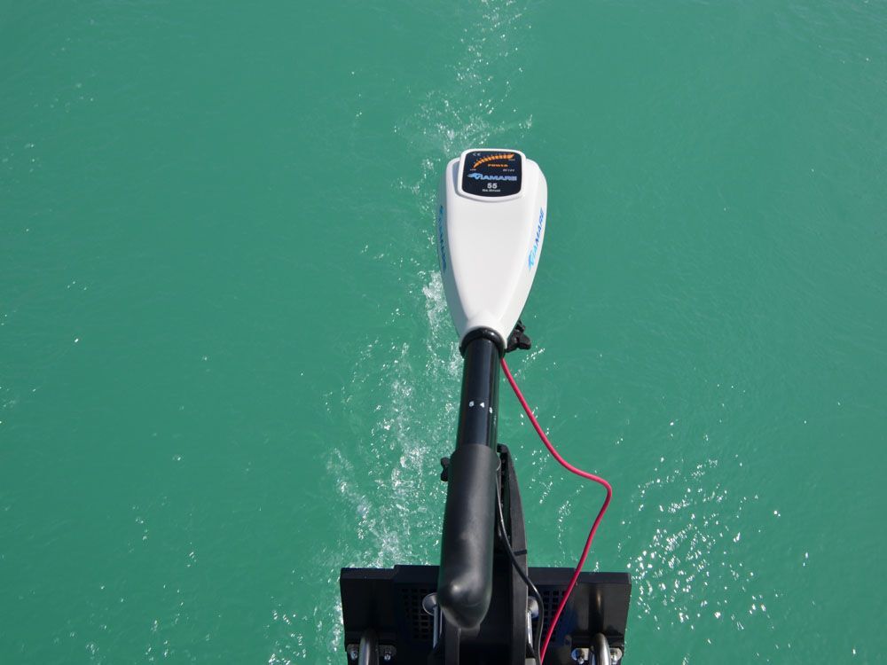 VIAMARE-55-lbs Elektromotor pohánějící rybářský člun průzračnými tyrkysovými vodami pro lov kaprů.