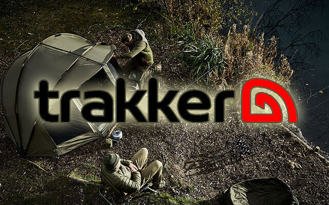 desktop-trakker Zwei Angler entspannen am Wasser, ausgestattet mit Trakker-Ausrüstung und einem geräumigen Angelzelt.