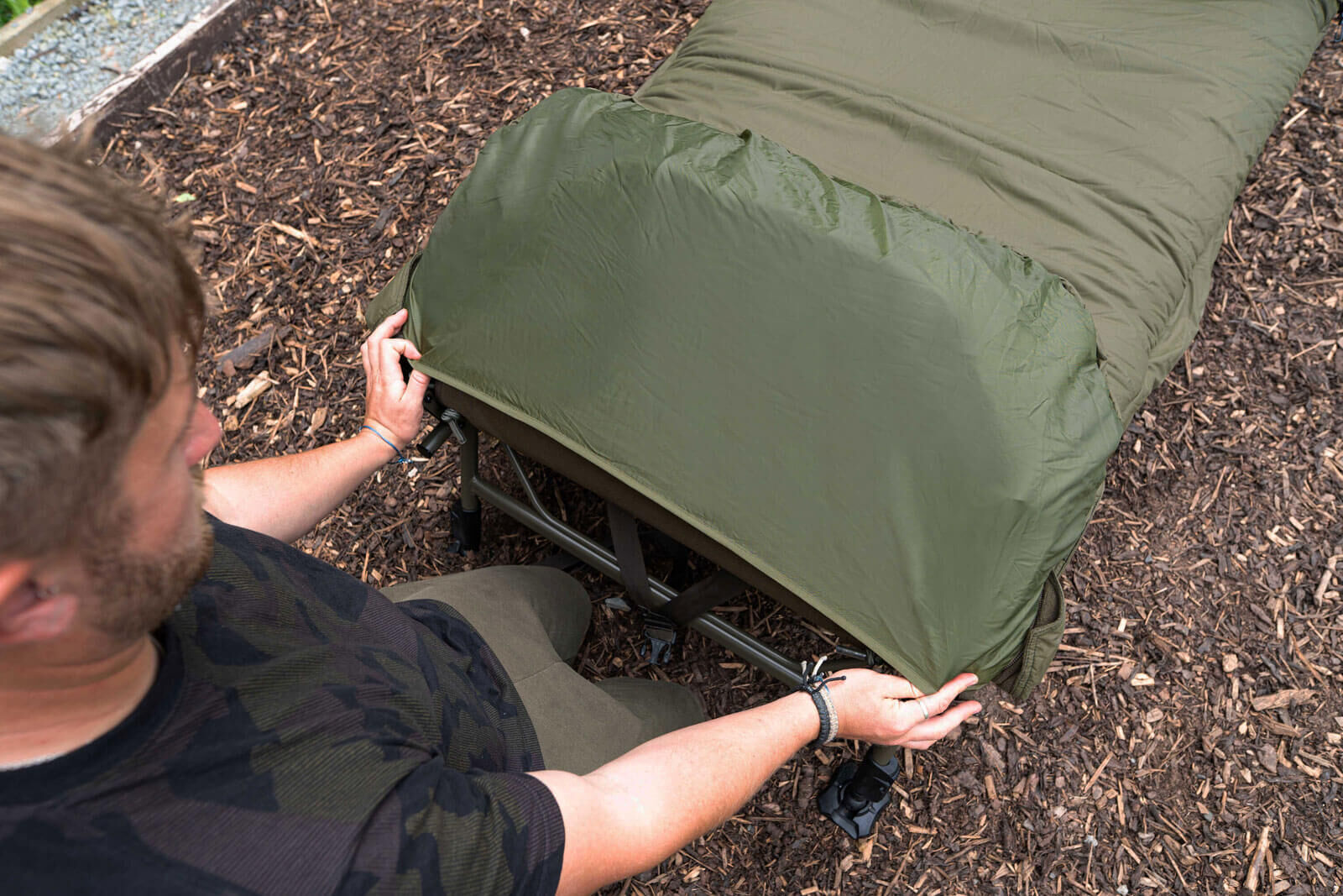 avid-AP-00411-5 Der Kopfteil des Avid Schlafsacks kann über die Karpfenliege gezogen werden.