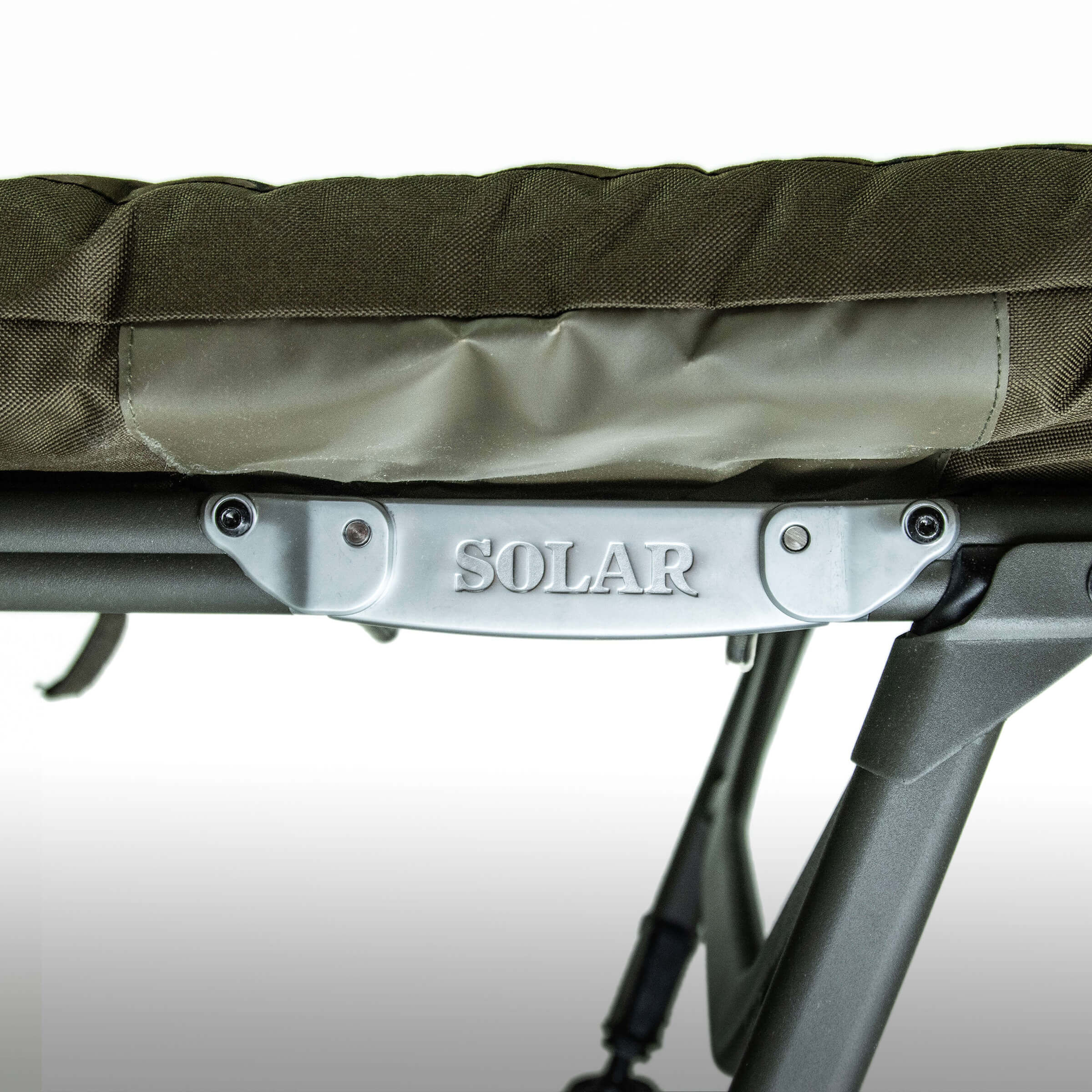Cómoda silla cama de pesca solar para pescadores, perfecta para largas sesiones de pesca de carpas.