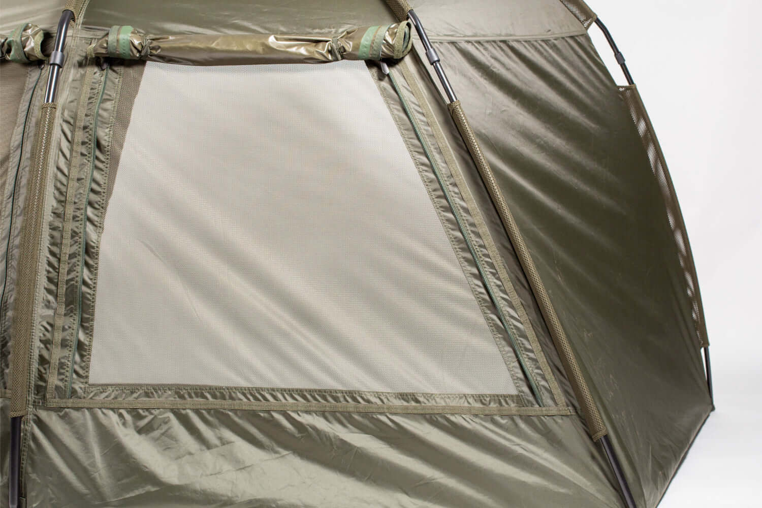 Tienda de pesca duradera con ventanas de malla, perfecta para la comodidad y el refugio de los pescadores de carpas.