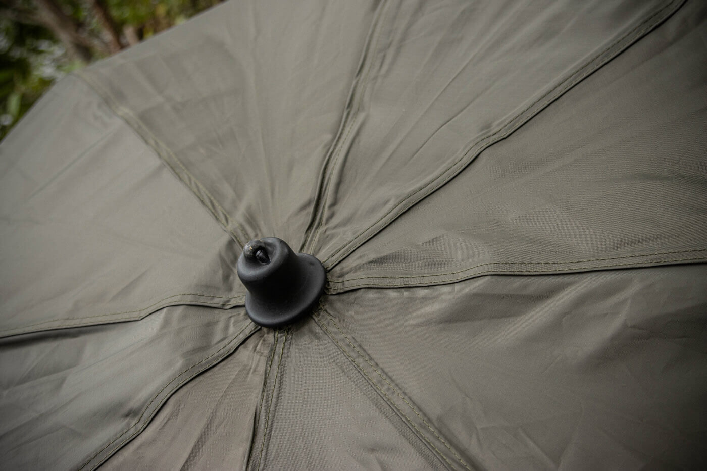 solar-brolly-UG21-3 Detailní záběr na odolný rybářský deštník, nezbytný pro kapraře v různém počasí.