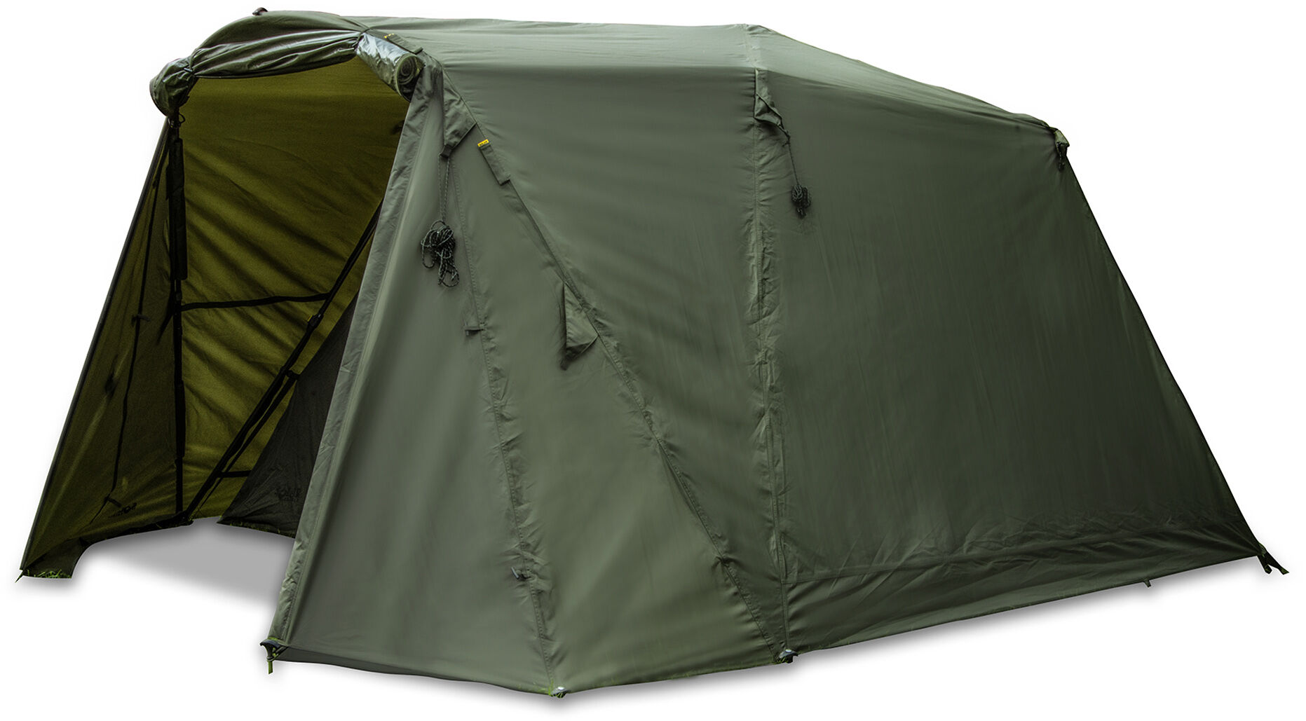 Tenda da pesca durevole che fornisce riparo ai pescatori di carpe durante le lunghe battute di pesca.